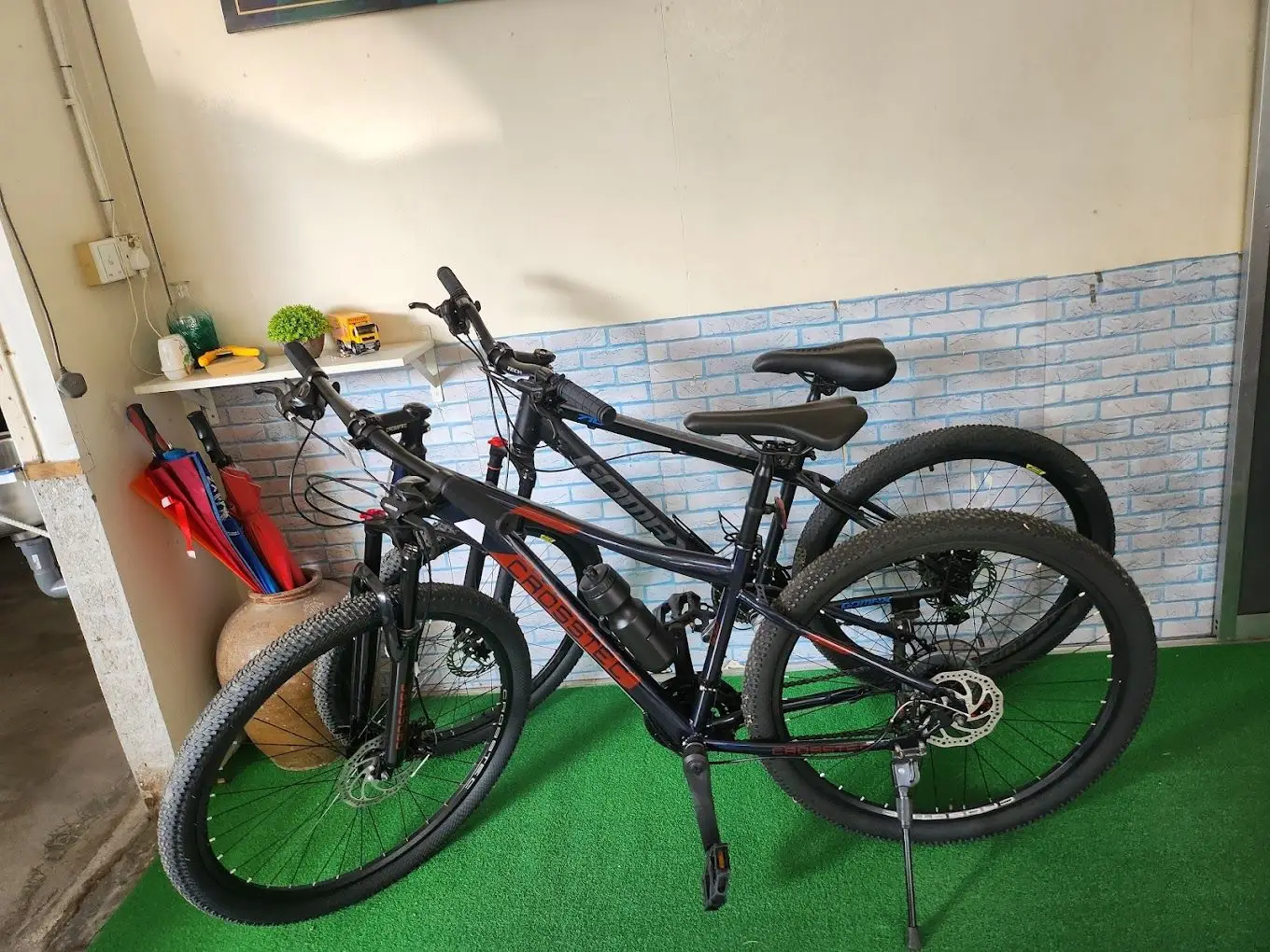 Brite Laundry Car  Scooter Hire plus cafe 