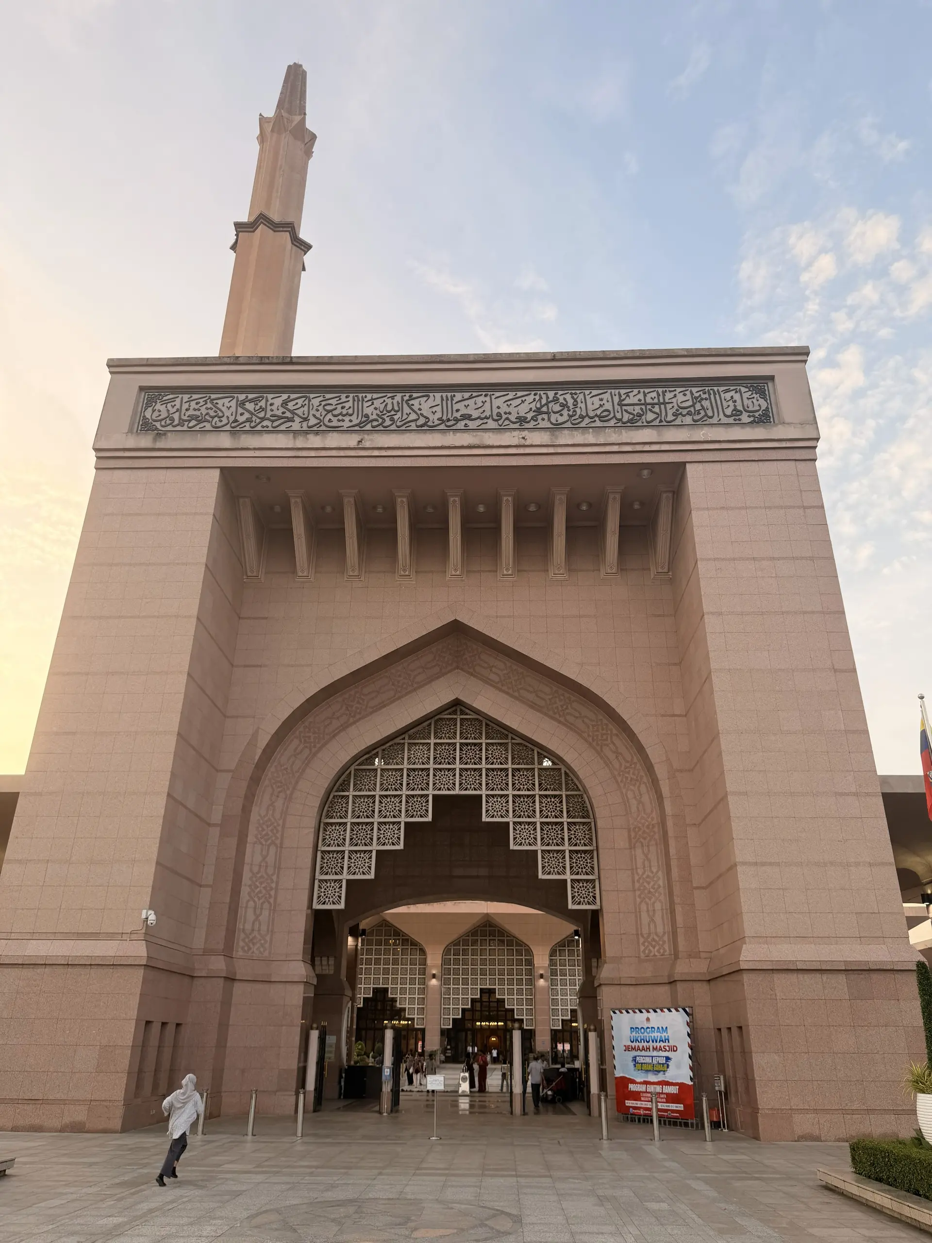 Putra Mosque (Masjid Putra) - Religious Site in Putrajaya