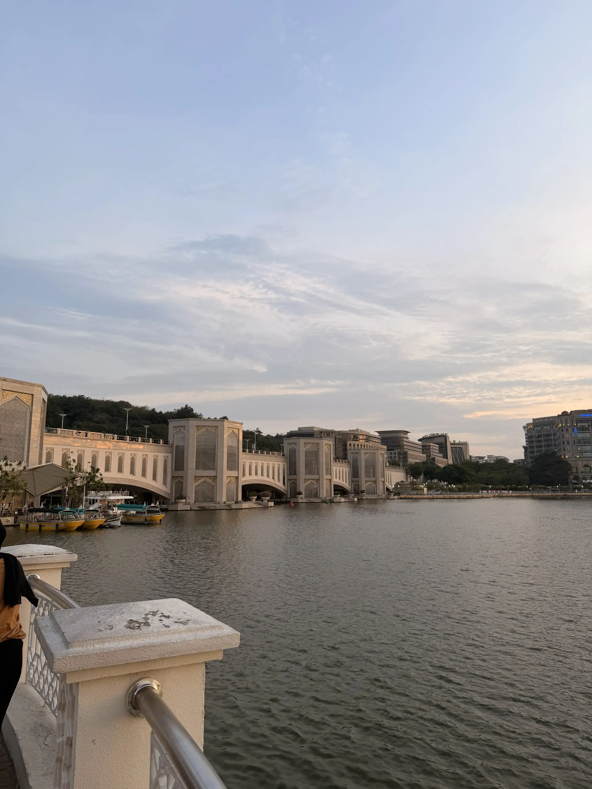 Putra Bridge - Bridge & Cable Car in Putrajaya