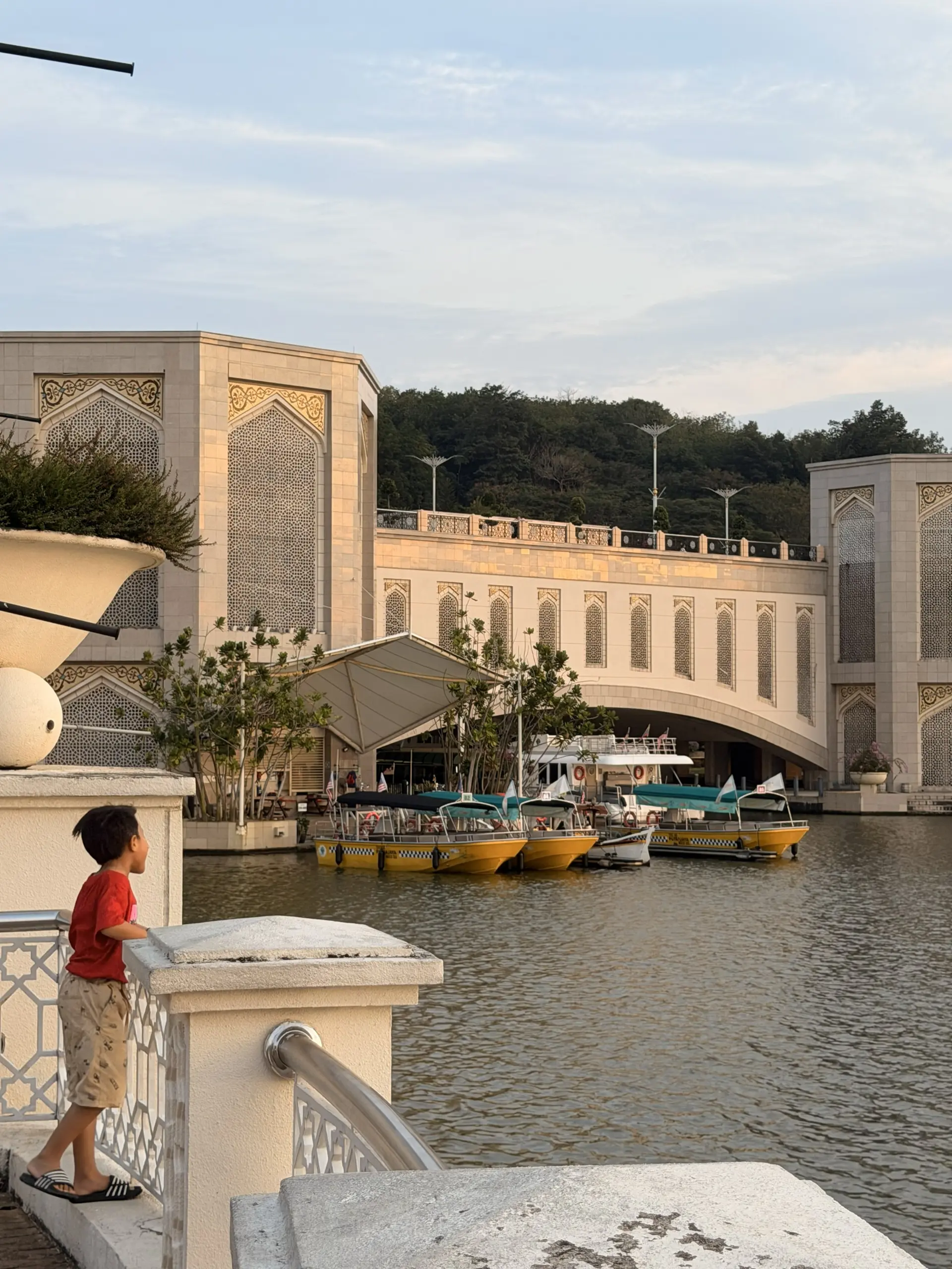 Putra Bridge - Bridge & Cable Car in Putrajaya