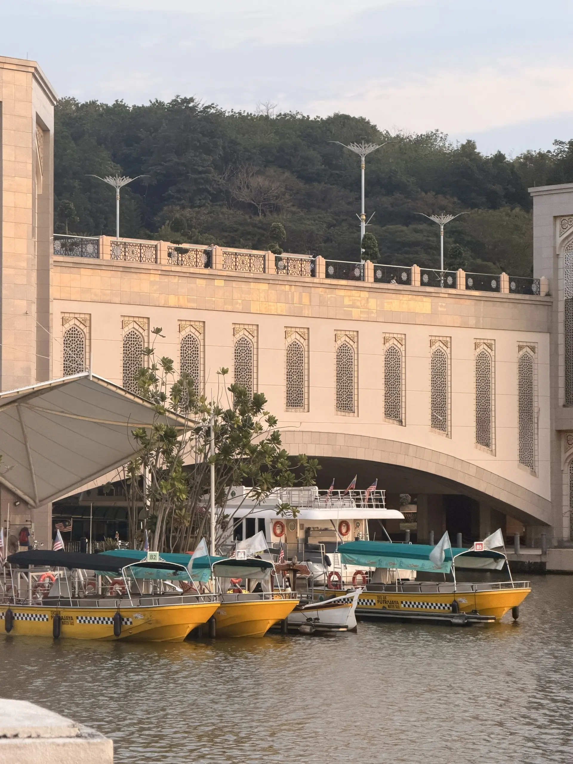 Putra Bridge - Bridge & Cable Car in Putrajaya