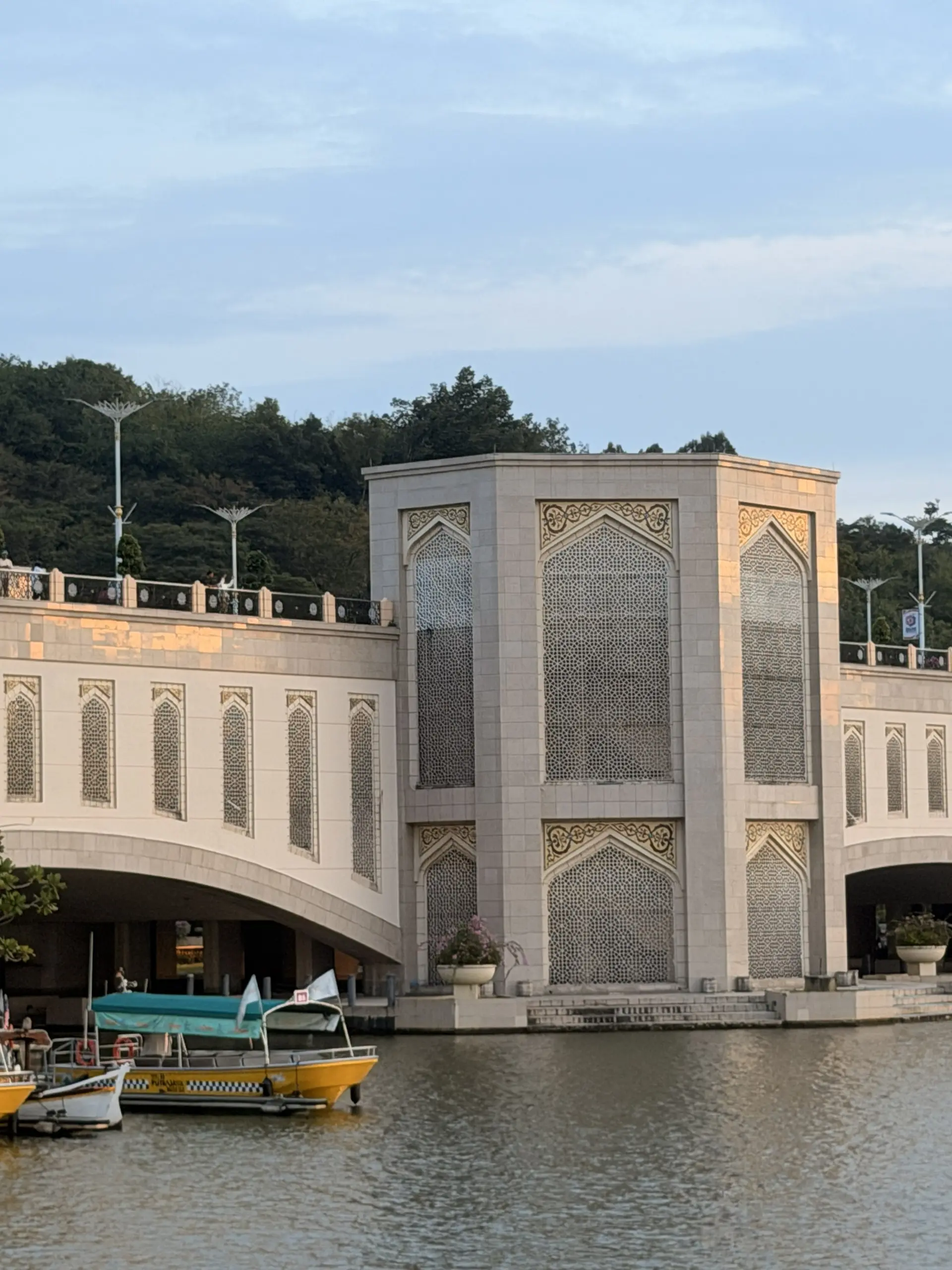Putra Bridge - Bridge & Cable Car in Putrajaya