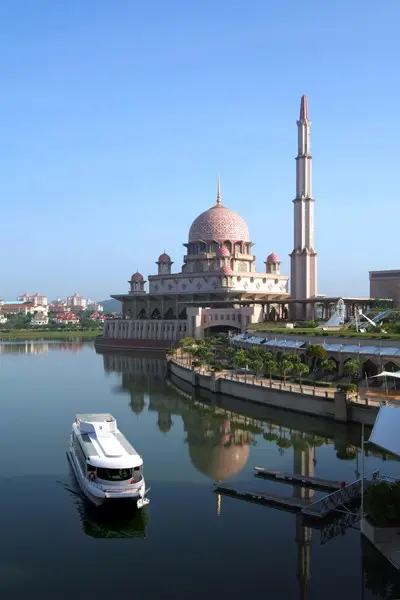 Cruise Tasik Putrajaya - Boat Tour & Water Sport in Putrajaya