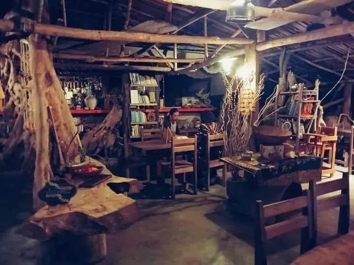 Kayu Kayan Cafe - Cafe in Padang Tengku