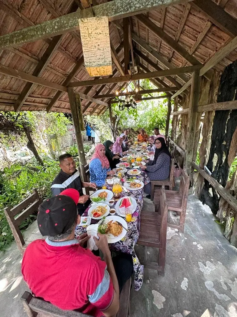 Kayu Kayan Cafe - Cafe in Padang Tengku