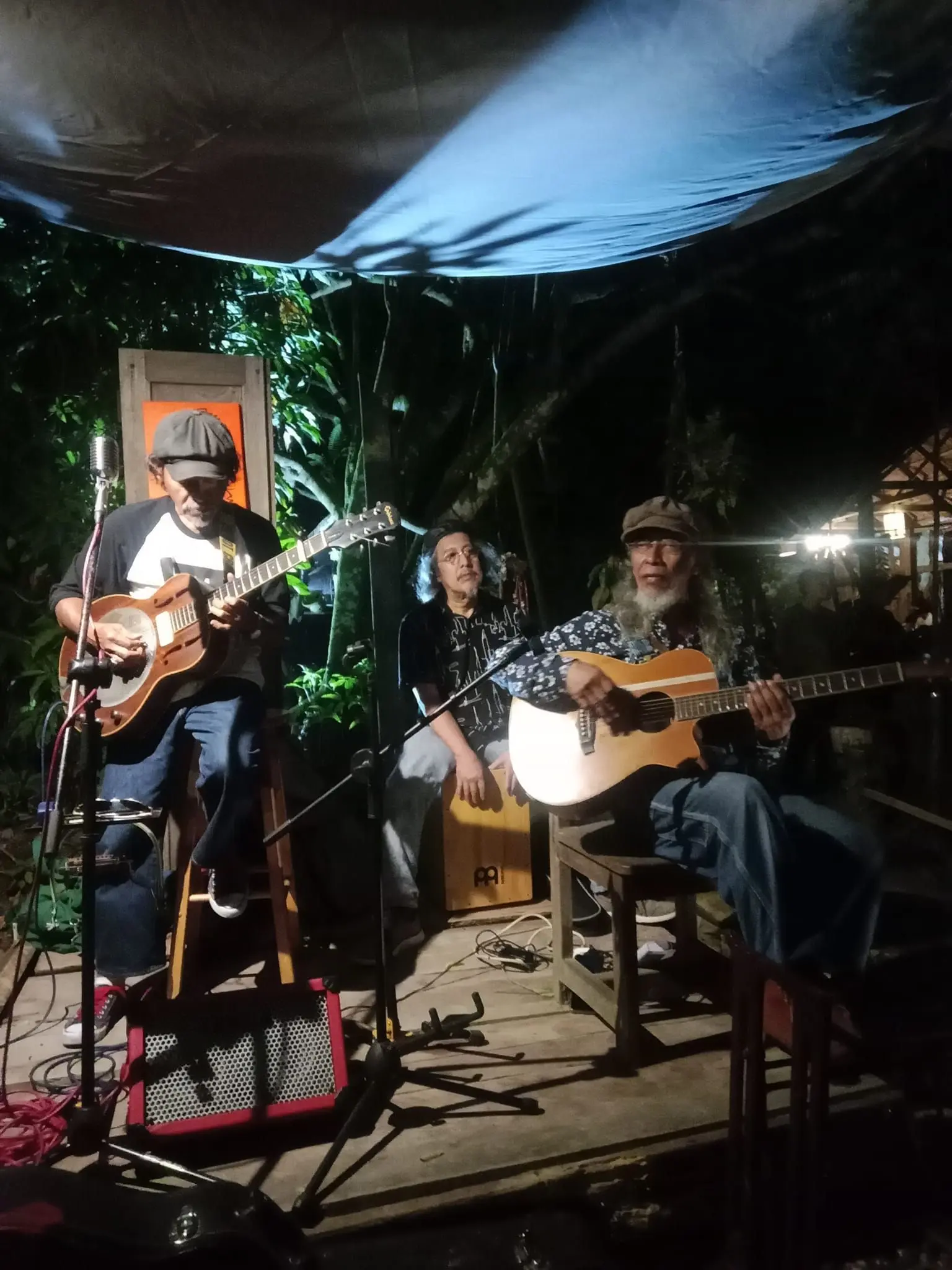 Kayu Kayan Cafe - Cafe in Padang Tengku