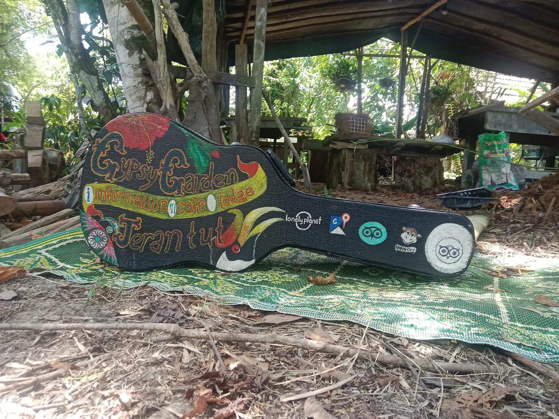 Kayu Kayan Cafe - Cafe in Padang Tengku