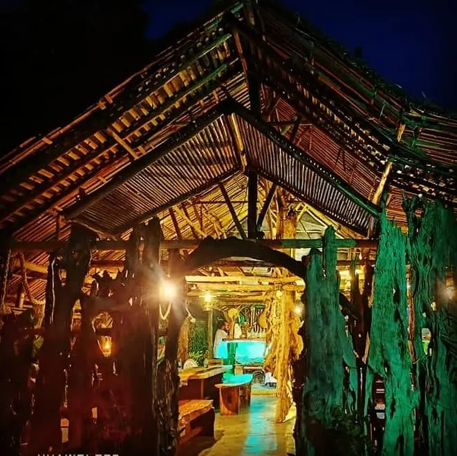 Kayu Kayan Cafe - Cafe in Padang Tengku