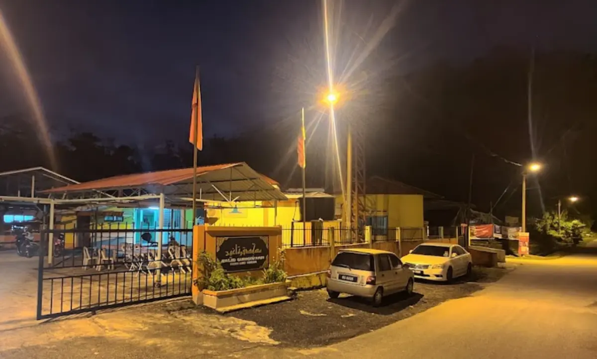 Masjid Qurrotu'ayun  - Religious Site in Kuah