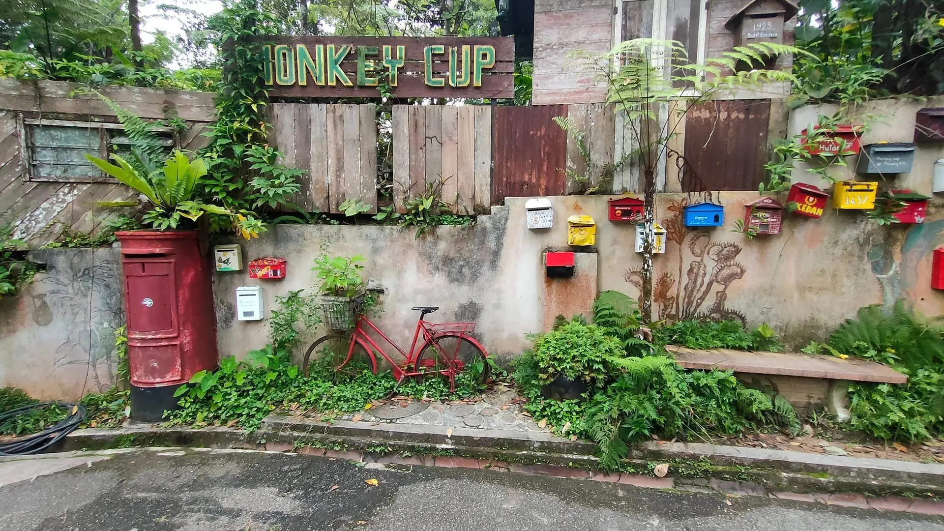 Monkey Cup Garden Cafe - Cafe in Bukit Bendera