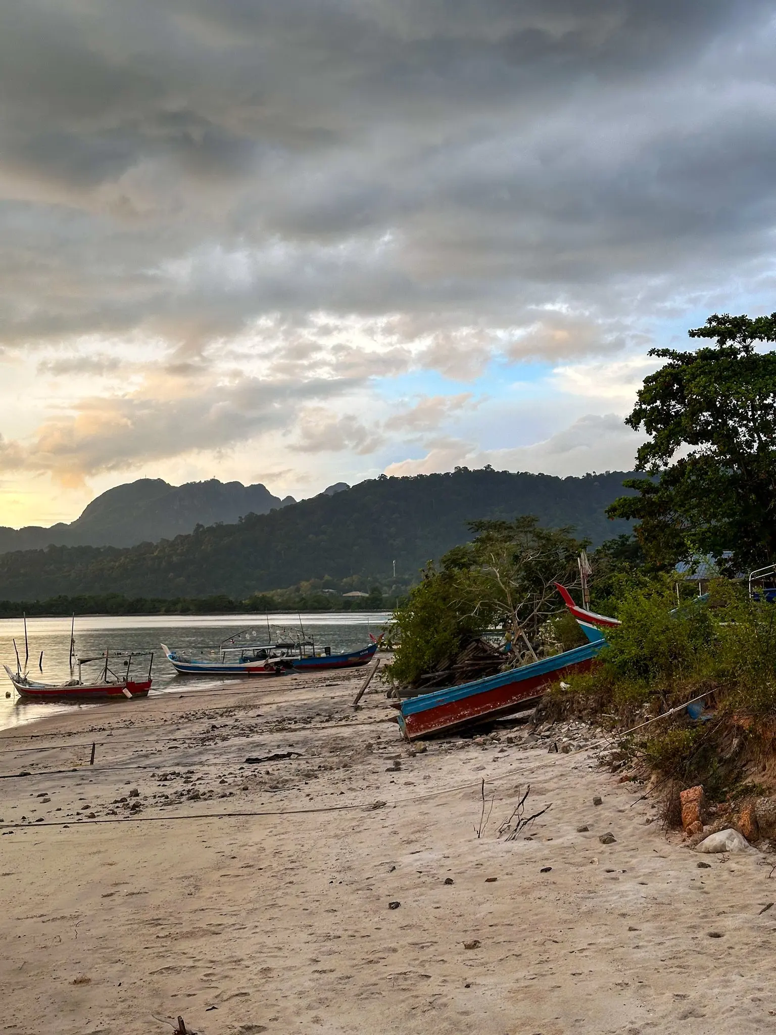 Pantai Pasir Berdengung - Beach in Langkawi
