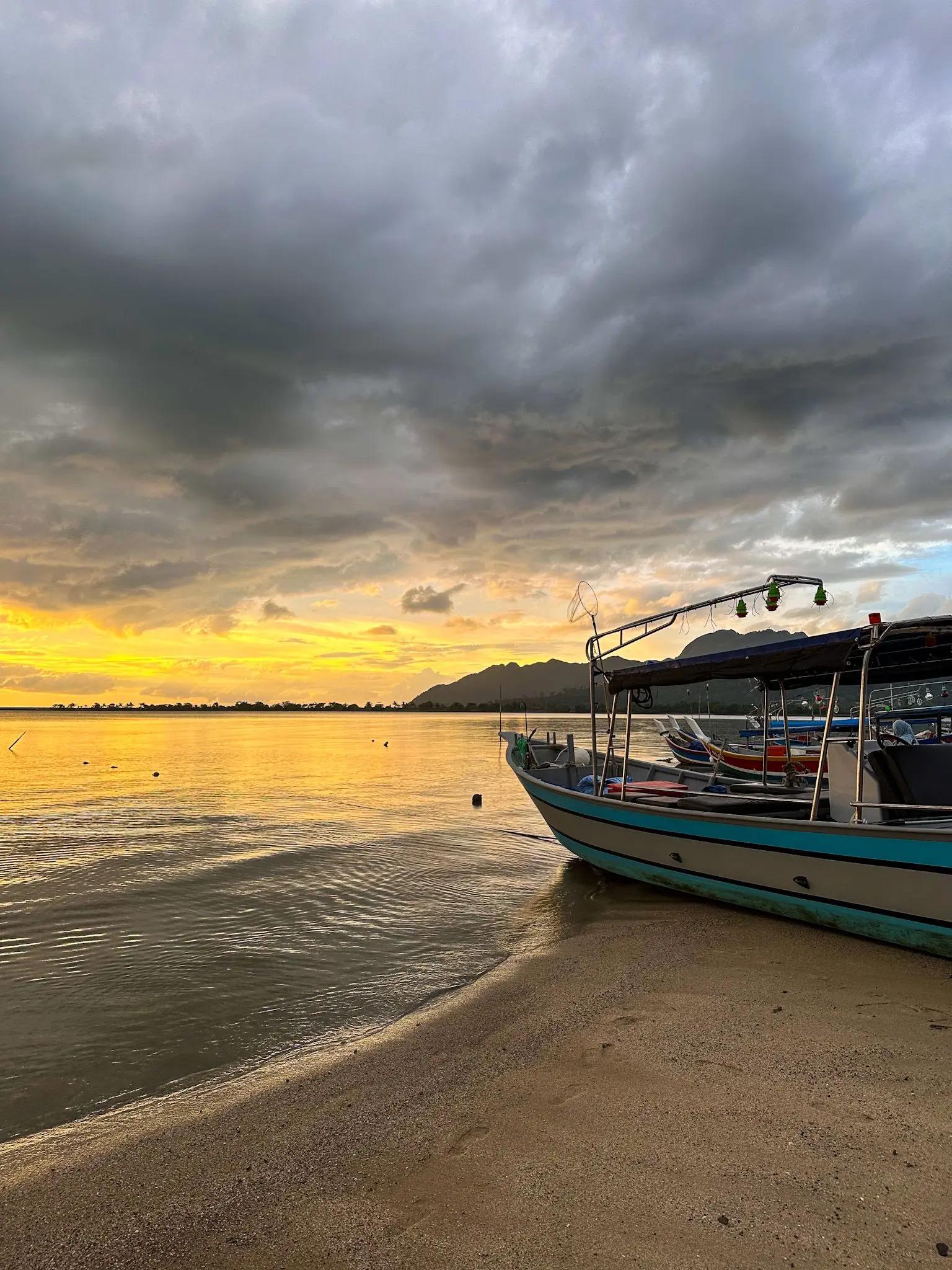 Pantai Pasir Berdengung - Beach in Langkawi