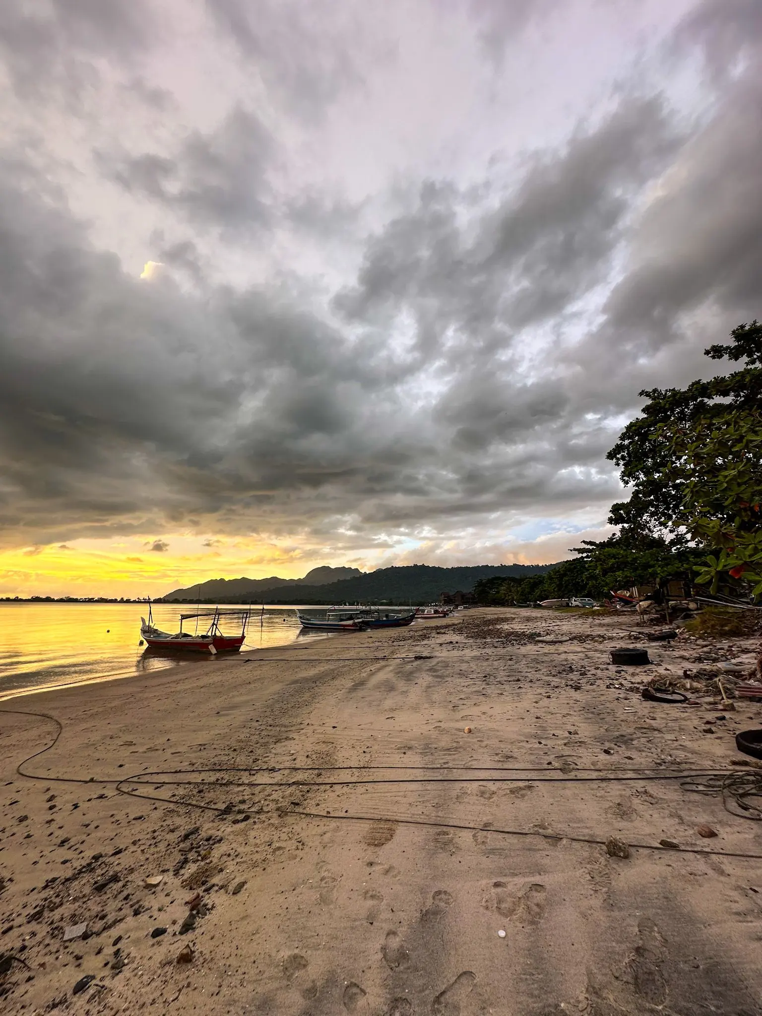 Pantai Pasir Berdengung - Beach in Langkawi