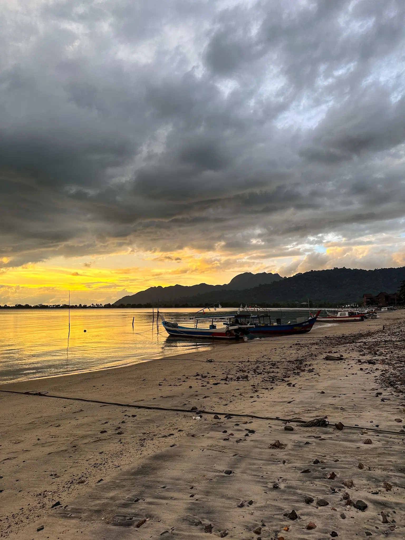 Pantai Pasir Berdengung - Beach in Langkawi