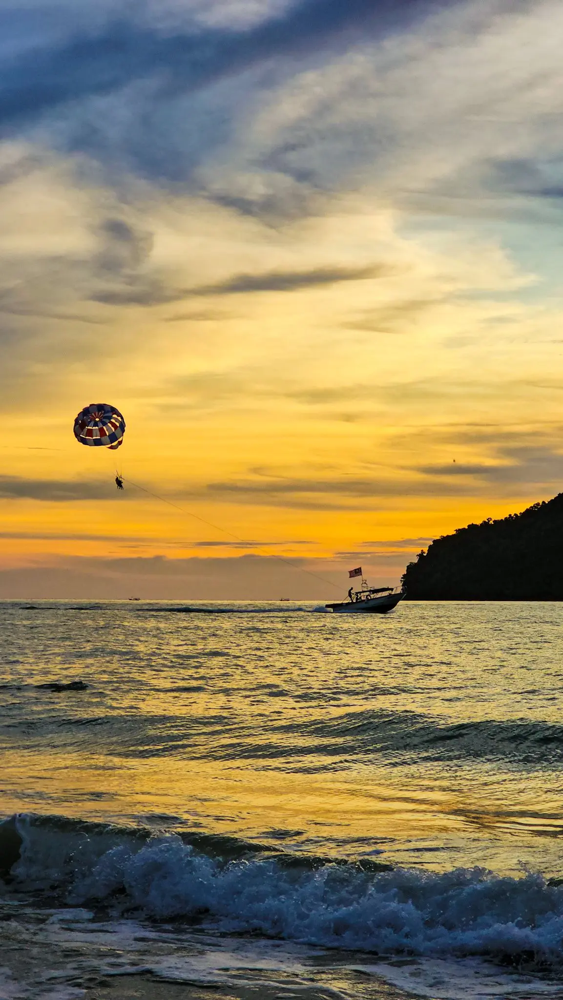 Parasailing (Pantai Cenang) - Boat Tour & Water Sport in Langkawi 